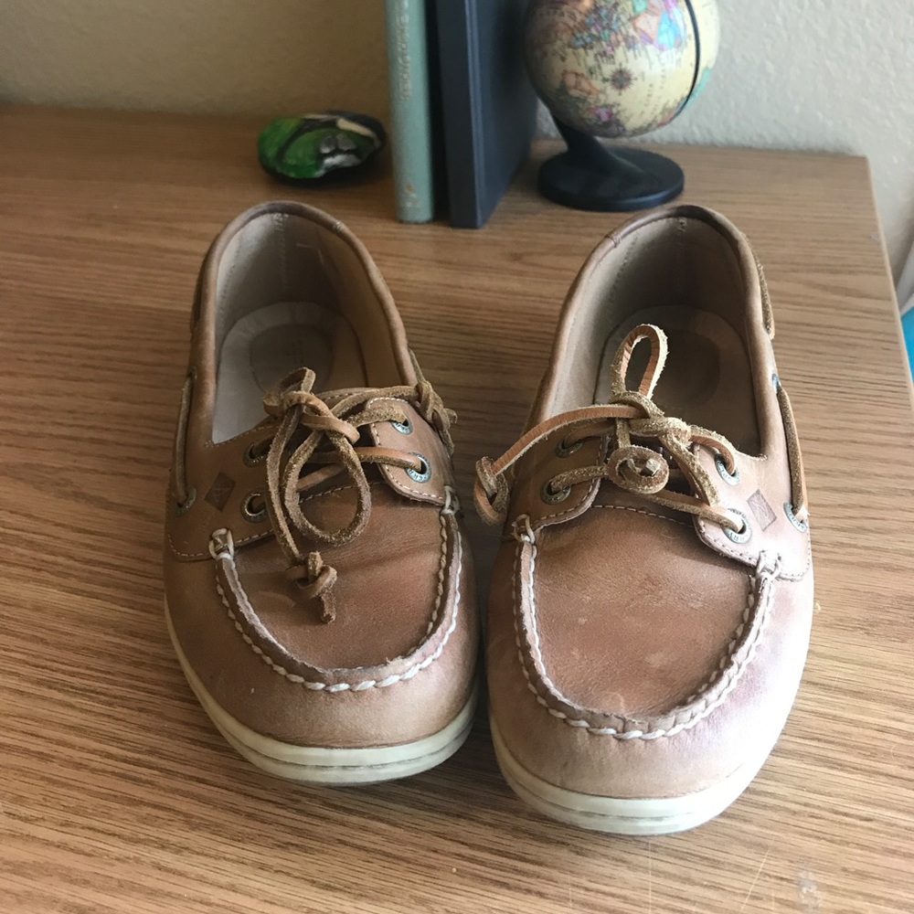 Light brown Sperrys